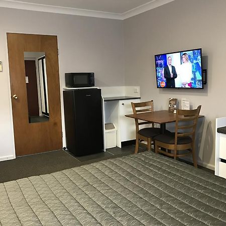 Roydons Motor Inn Тамуорт Экстерьер фото