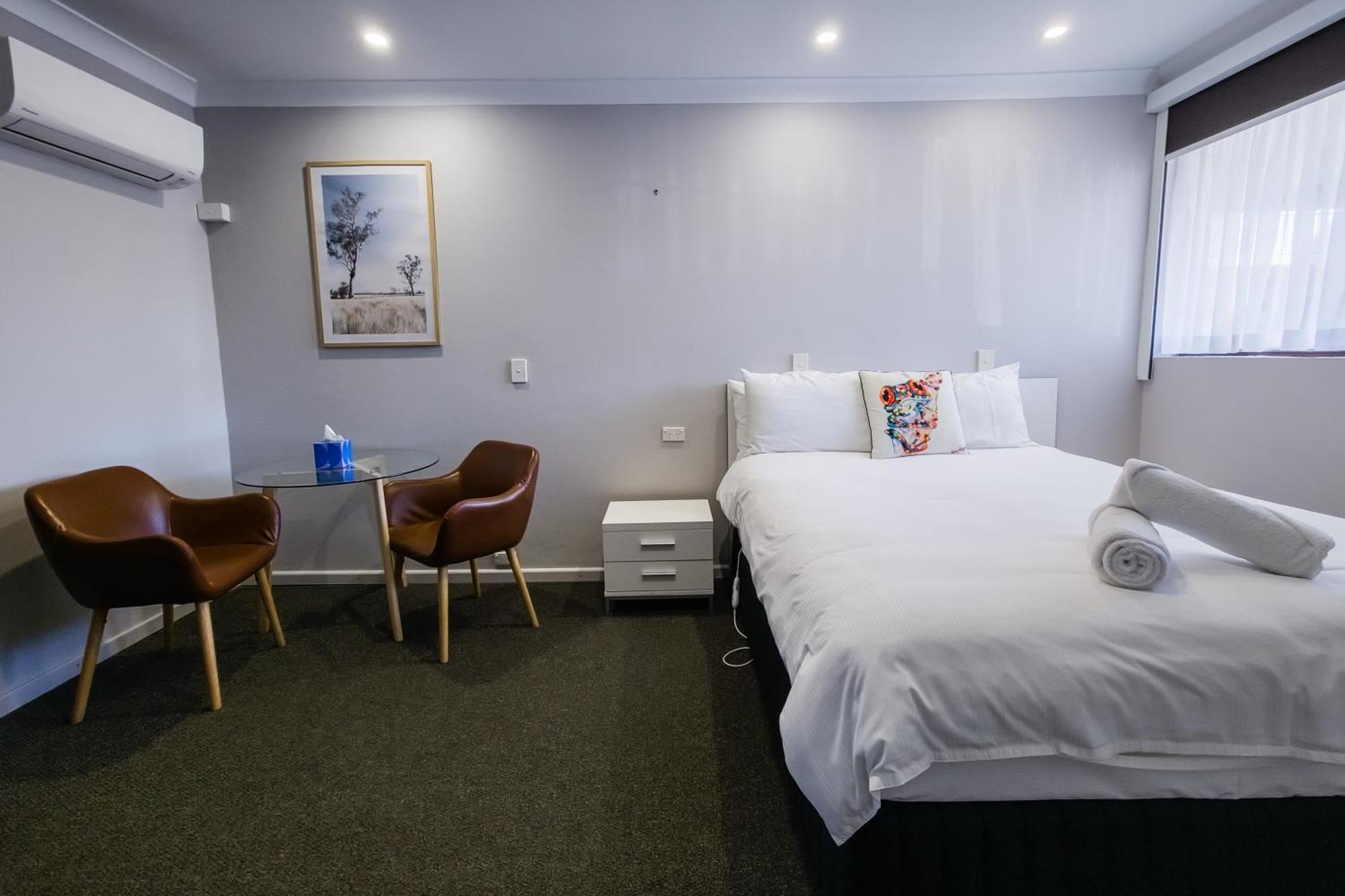 Roydons Motor Inn Тамуорт Экстерьер фото