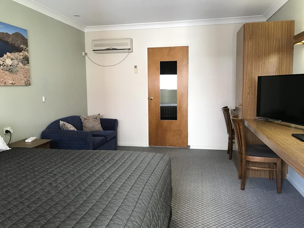 Roydons Motor Inn Тамуорт Экстерьер фото