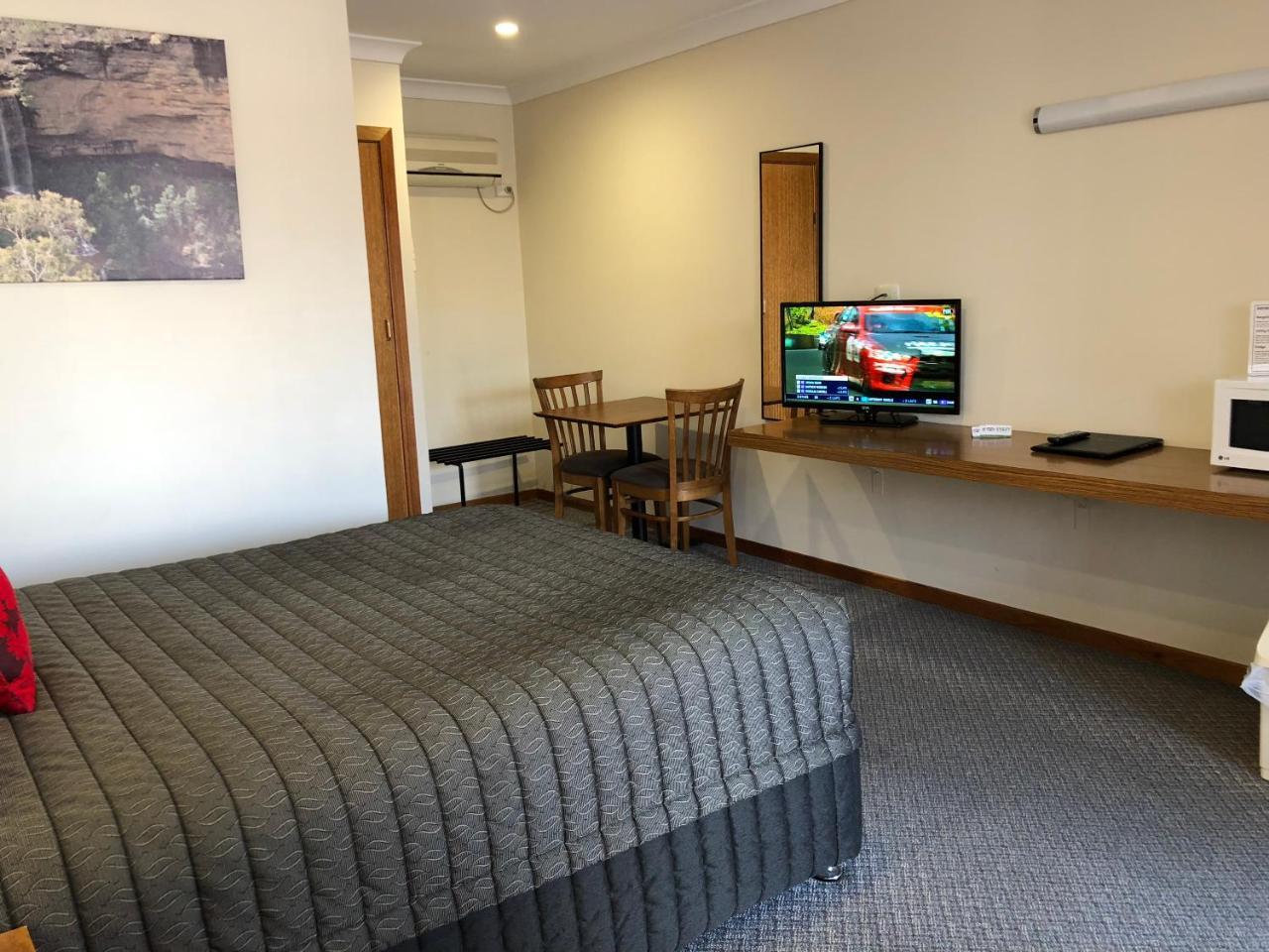 Roydons Motor Inn Тамуорт Экстерьер фото