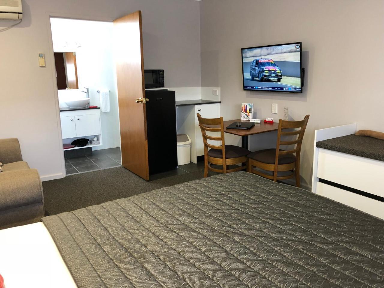 Roydons Motor Inn Тамуорт Экстерьер фото